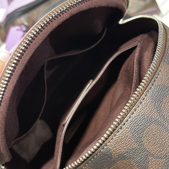 Coach Court Backpack In Signature Canvas
COLOR:
Silver/Brown/Iris
NWT - Picture 8 of 16